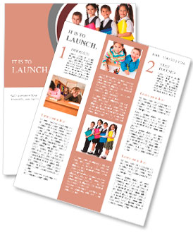 Quatre écolier souriant debout avec les dossiers colorés, isolé sur fond blanc Newsletter