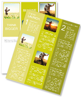 Lycklig ung man med laptop i handen stående på ängen med maskrosor Nyhetssändning