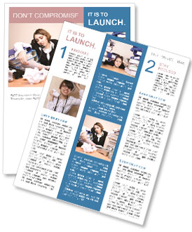 Une dirigeante d'entreprise épuisée jonglant avec plusieurs documents tout en répondant au téléphone Newsletter