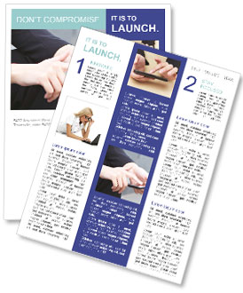 Professionele vrouwelijke ondernemer die smartphone gebruikt terwijl hij op de trap zit Nieuwsbrieven