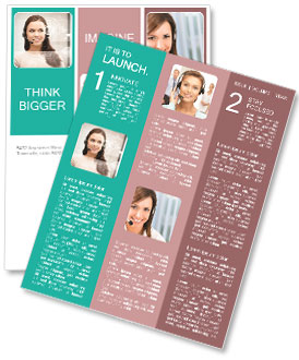 Virtuell skärm och hörlursbärande kvinnlig hjälplinjeoperatör för futuristisk hjälp Nyhetssändning