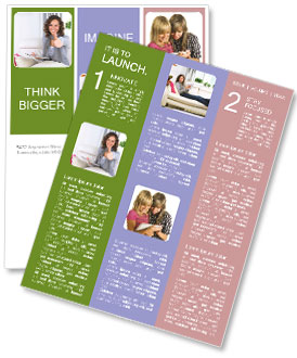 Jonge vrouw die thuis een Touchpad-computer gebruikt. Nieuwsbrieven