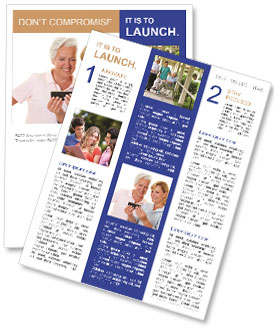 Bejaarde vrouw die lacht terwijl ze een mobiel apparaat gebruikt Nieuwsbrieven