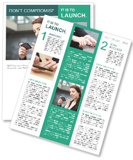 Jonge vrouw die smartphone gebruikt tijdens het wandelen in de stad Nieuwsbrieven