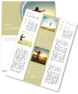 Ung man står på en äng med maskrosor på solnedgång, sky, bakgrund Nyhetssändning