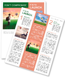 Barn bär ryggsäck stående på en grön äng med varmluftsballonger i bakgrunden Nyhetssändning